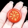 Disco in diaspro rosso naturale con simbolo del compasso vichingo Vegvisir inciso in oro - diaspro rosso