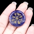 Pietra naturale blu con simbolo della bussola vichinga Vegvisir inciso in oro - Sodalite blu