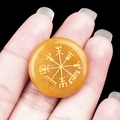 Pietra naturale gialla da 25mm incisa con simbolo vichingo Vegvisir dorato in mano - Topazio