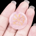 Pietra di quarzo rosa lucido con simbolo della bussola vichinga Vegvisir inciso in oro - Quarzo rosa
