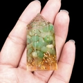 Pilastro energetico Orgone esagonale con pietre verdi tritate e spirale di rame - Avventurina Verde