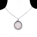 Collana con medaglione su modello con frammenti di pietre di cristallo bianco - Cristallo di rocca