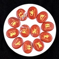 Set di pietre zodiacali in diaspro rosso lucido con incisioni dorate su piatto - Diaspro Rosso
