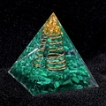 Pyramide aus grünem Malachit-Kristallharz mit goldener Kupferspirale und Blattgold - Malachit Mit Goldener Spirale (D1) / 5cm