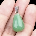 Colgante de gota de aventurina verde pulida con cierre de metal plateado en mano - Aventurina Verde (Cuenta Única)