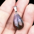 Colgante de lágrima de piedra semipreciosa con minerales rojo-violeta y cierre plata - Ágata India (Pieza Única)