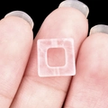 Τετράγωνη χάντρα από ροζ φυσικό χαλαζία με κενό στο δάχτυλο για επίδειξη μεγέθους - Ροζ χαλαζίας