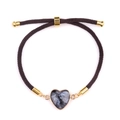 Bracciale intrecciato regolabile con ciondolo in pietra a cuore e finiture dorate - Larvikite (Oro)