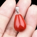 Colgante de gota de ágata roja con cierre de metal plateado sobre fondo negro - Jaspe Rojo (Cuenta Única)