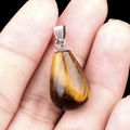 Colgante de gota de piedra ojo de tigre natural con enganche plateado para joyería artesanal - Ojo de Tigre (Cuenta Única)