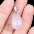 Colgante gota de cuarzo rosa con enganche de metal plateado sostenido en la mano - Ágata Blanca (Pieza Única)