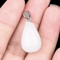 Colgante de lágrima de piedra natural blanca con cierre plateado sostenido a mano - Jade Blanco