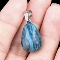 Colgante de gota en piedra natural azul y negra con enganche plateado para bisutería - Jaspe Picasso Azul (Sola)