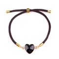 Pulsera ajustable de cuerda trenzada marrón con un dije de corazón negro y detalles dorados - Obsidiana (oro)