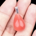 Colgante de piedra rosa en forma de gota con gancho de metal plateado en la mano - Cuarzo Cereza (Sintético) (Sola)