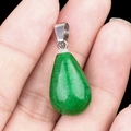 Colgante de gota de agua de piedra natural verde con cierre plateado sostenido en mano - Jade Malayo (Teñido) (Sola)