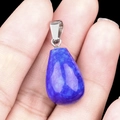 Colgante de gota de agua en piedra preciosa azul oscuro con enganche de metal plateado - Jade Azul (Teñido) (Sola)