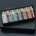 Set di 7 bottiglie di cristalli curativi chakra con simboli in metallo e scatola - Set di 7 Bottiglie (Con Confezione Regalo)