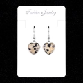 Zilveren hart oorbellen met luipaardprint ontwerp op een sieraden displaykaart - Dalmatijnse jaspis