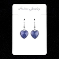 Elegante zilveren hartoorbellen met blauwe stenen op een sieraden displaykaartje - Blauwe Aventurijn