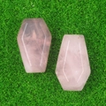 Set di due mini bare in quarzo rosa lucido posate su uno sfondo di erba verde - Quarzo rosa