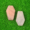 Bare decorative in cristallo naturale rosa e grigio su sfondo di erba verde - Avventurina Rosa