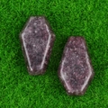 Figurine a forma di bara in lepidolite viola su sfondo di erba sintetica verde - Pietra Lilla