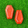 Pietre di diaspro rosso a forma di bara lucida con motivi naturali su erba verde - Diaspro Rosso