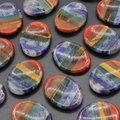 Chakra duimstenen met zeven kleurrijke lagen natuurlijk kristal op grijze achtergrond - Veelkleurige Gespleten Stijl (1207-1)
