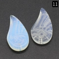 Geschnitzter halbtransparenter synthetischer Opal-Flügelanhänger in Hellblau-Weiß - Opal (Synthetisch)