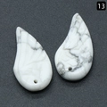 Flügelanhänger aus weißem Türkis mit grauer Marmorierung und Bohrungen für DIY-Schmuck - Howlith