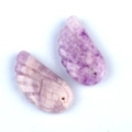 Flügelanhänger aus natürlichem lila Amethyst-Kristall mit feiner Schnitzerei und Bohrloch - Lilastein