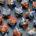 Diverse natuurlijke kristallen Merkaba-ster edelstenen met kleurrijk geometrisch snijwerk - Zeven Chakra Gelaagde Stijl (1245-1)