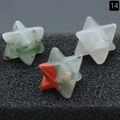 Drei natürliche Merkaba-Sterne aus Kristall und Achat auf schwarzem Schaumstoff-Hintergrund - Afrikanischer Blutstein (Einzelstück)