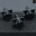 Drei polierte schwarze Obsidian-Merkaba-Sterne aus Stein auf dunklem Schaumstoff - Obsidian (Einzelstück)