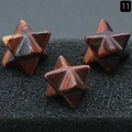 Drei Merkaba-Sterne aus rotem Tigerauge mit poliertem Finish auf schwarzem Grund - Rotes Tigerauge (Einzelstück)