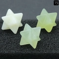 Drei handgeschnitzte Merkaba-Sterne aus hellgrünem und cremefarbenem Naturquarz - Lizardit (Einzelstück)