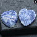 Pierres naturelles de sodalite en forme de cœur avec textures marbrées bleues - Sodalite