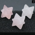 Drei polierte Merkaba-Sterne aus natürlichem Rosenquarz auf schwarzem Hintergrund - Rosenquarz (Einzelstück)