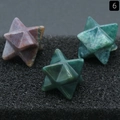 Drei natürliche Achat Merkaba-Sterne in Grün und Rotbraun auf schwarzem Grund - Indischer Achat (Einzelstück)