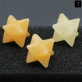 Drei natürliche Merkaba-Sterne aus Kristall in Orange und Beige auf schwarzem Schaum - Gelbe Jade (Einzelstück)