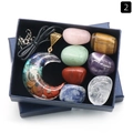 7 Chakra Stein Set mit Mondsichel-Harzanhänger in einer strukturierten Geschenkbox - Mond-Anhänger-Set