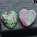 Cristaux naturels de rubis zoisite en forme de cœur polis aux tons verts et violets - Ruby Zoisite
