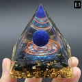 Piramide in resina con sfera di lapislazzuli, bobina di rame e foglia d'oro - Stile Lapislazzuli (E1)