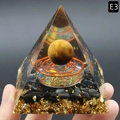 Piramide Orgonite con sfera occhio di tigre, spirale in rame e foglia d'oro - Stile Occhio di Tigre (E3)