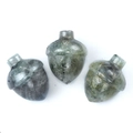 Tre sculture in pietra labradorite a forma di nocciola con finitura lucida su fondo bianco - Labradorite (1 pezzo)