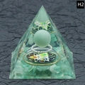 Orgonit Pyramide mit grünen Kristallen und goldenem Schwebring in Harz, Modell H2 - Grüner Aventurin-Stil (H2)