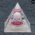 Handgefertigte Orgonit Pyramide mit rosa Kristallkugel und Silberdraht auf Mandala-Basis - Rosenquarz-Stil (H3)