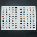 Collezione di 100 cabochon in pietre dure esposti su una scheda campionaria bianca lucida - Tabellone Espositivo per Minerali Con Molte Varietà