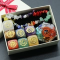 7 Chakra Stein Set mit Symbolen, Splitterarmband und Orgon Anhänger in Luxus Geschenkbox - Sieben Chakra Kristall Geschenkbox Set (1539-1)